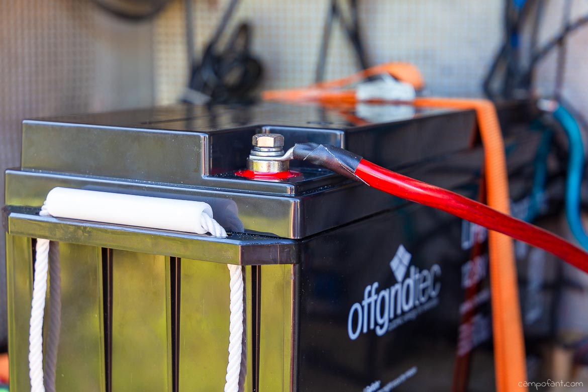 Solaranlage montieren Batterie anschliessen