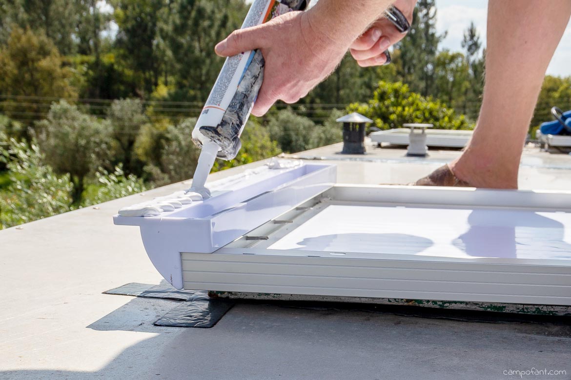 Solaranlage montieren Kleber aufbringen