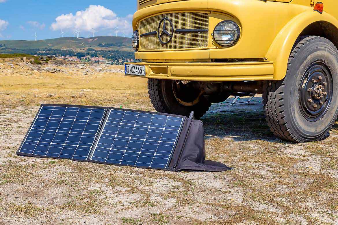 Wohnmobil mit faltbarem Solarmodul für Solarstrom