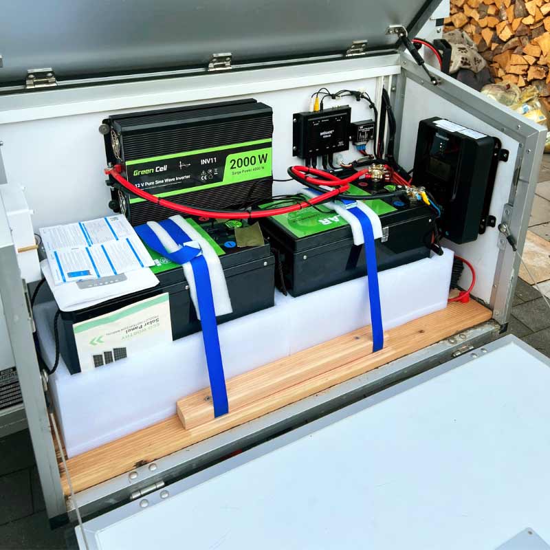 Kundenbild von zwei 300Ah BullTron Polar in einem Trailer