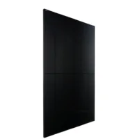 Schrägansicht des DAH Solarmoduls 430 Wp – elegante schwarze Front mit bifazialer Struktur