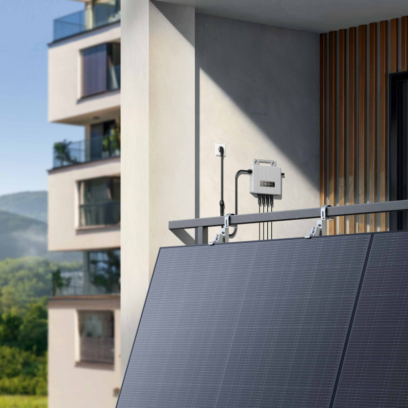ecoflow-stream-mikrowechselrichter-800w-mit-pv-und-ac-kabel~5 EcoFlow STREAM Mikrowechselrichter installiert am Balkon mit Solarmodulen