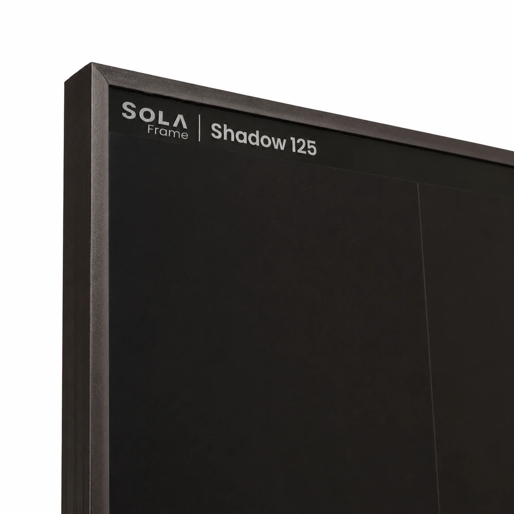 wattstunde-sola-frame-shadow-125w-detail-logo Detailansicht des WATTSTUNDE SOLA Frame Shadow 125 W Solarmoduls mit Produktbeschriftung