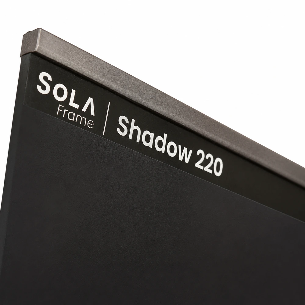 wattstunde-sola-frame-shadow-220w-detail-logo Detailansicht des WATTSTUNDE SOLA Frame Shadow 220 W Solarmoduls mit Produktbeschriftung