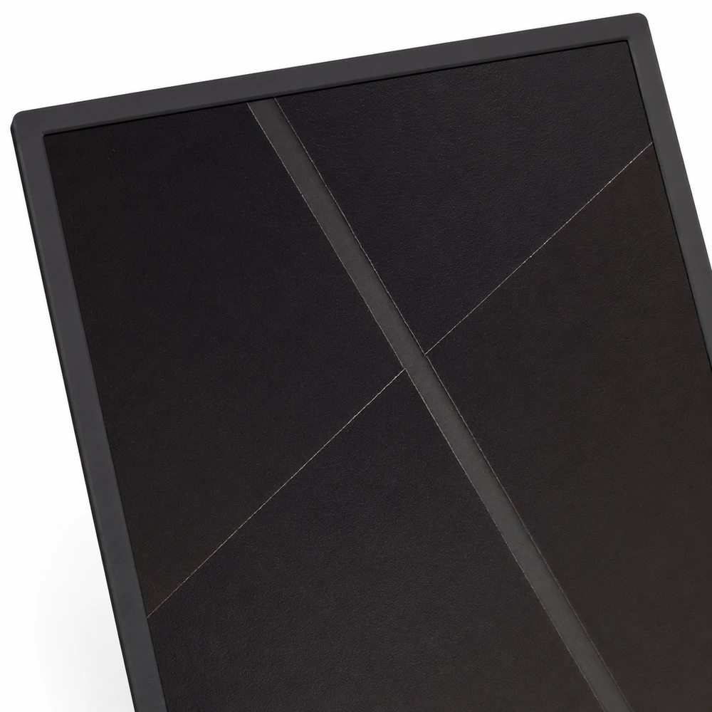 wattstunde-sola-frame-shadow-220w-zellstruktur Nahaufnahme der schwarzen Zellstruktur des WATTSTUNDE SOLA Frame Shadow 220 W Solarmoduls